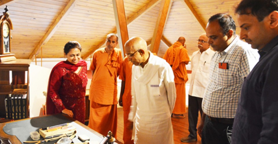 Shri Siddeshwar Swamiji Visits KLE Centenary Museum