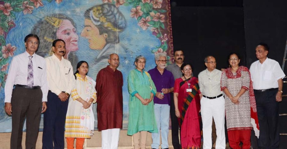 Gadaa Aur Gadda Hindi Drama by Nasiruddin Shah on 02/04/2016